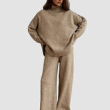 Set tricotat cu guler înalt și pantaloni