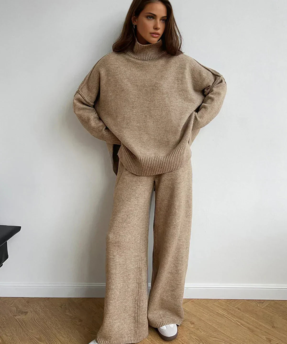 Set tricotat cu guler înalt și pantaloni