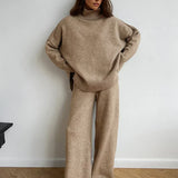 Set tricotat cu guler înalt și pantaloni