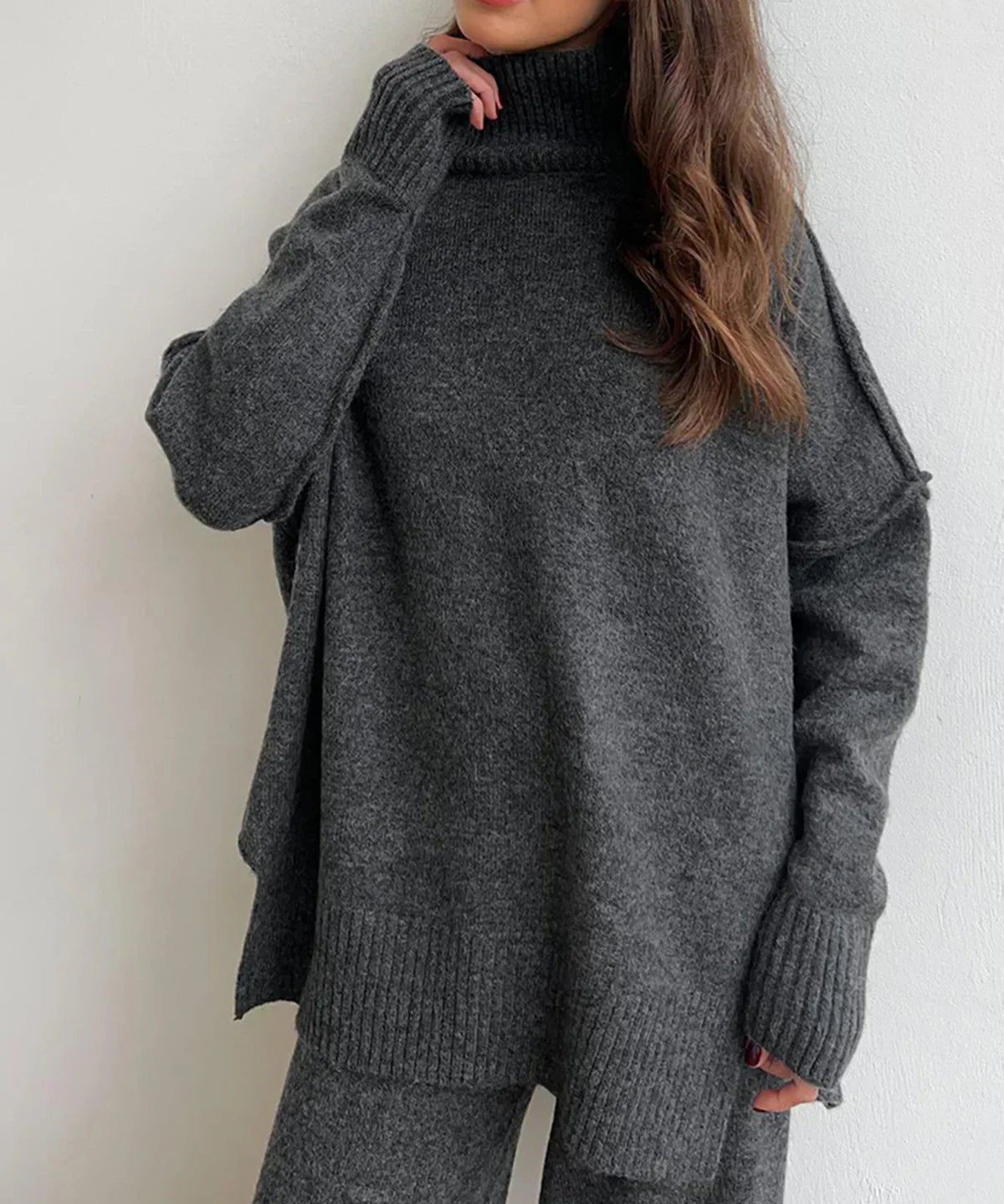 Set tricotat cu guler înalt și pantaloni