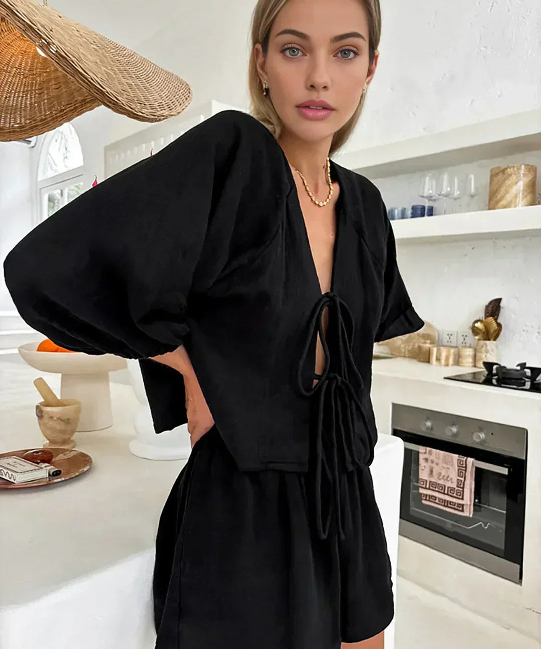 Set format din pantaloni scurți și bluză cu mânecă lungă, cu detaliu de fundă