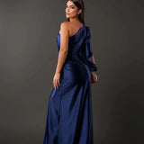 Araceli – Rochie Satinată Asimetrică cu Nod și Umăr Descoperit