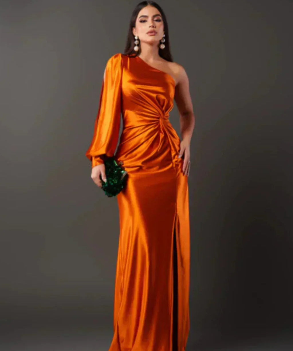 Araceli – Rochie Satinată Asimetrică cu Nod și Umăr Descoperit